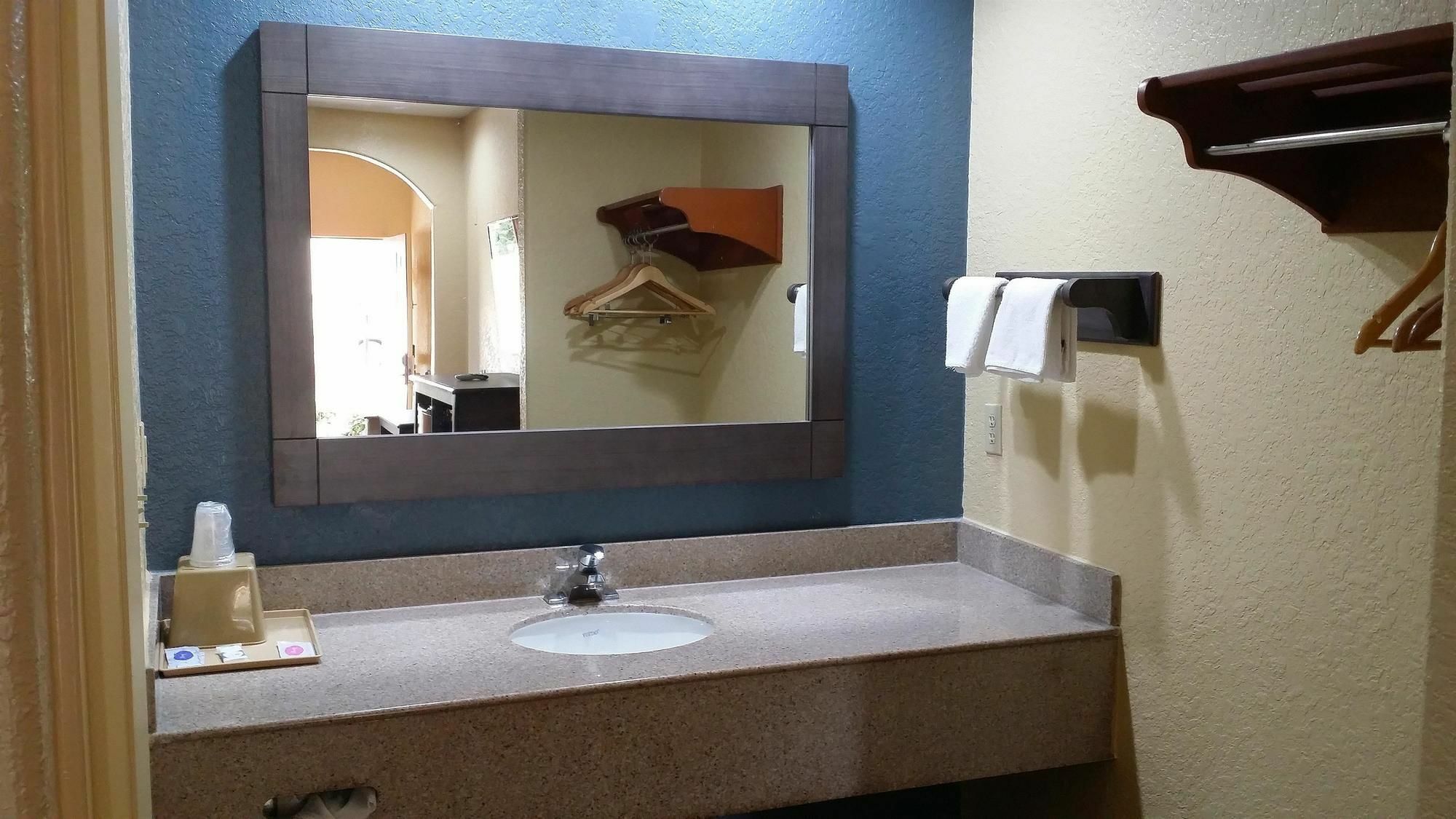 Americas Best Value Inn & Suites Northeast Houston Exterior photo